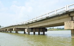 Trụ cầu sụt lún cả mét, dân rùng mình lưu thông