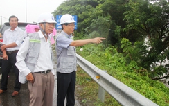 Cận cảnh sạt lở nghiêm trọng trên đèo Đại Ninh