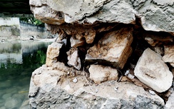 Cận cảnh vết nứt trên cầu nối hai tỉnh Ninh Bình - Hòa Bình