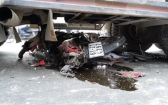 Xe ben mất phanh tông hai xe máy, một người bị cán vào đùi