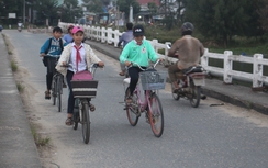 Phớt lờ biển cấm, người dân thản nhiên lưu thông trên cầu “tử thần”