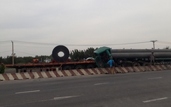 TP.HCM: Hàng chục người dân giải cứu tài xế kẹt trong cabin