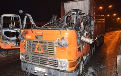 TP.HCM: Tài xế cùng phụ xe nhảy khỏi cabin container bốc cháy