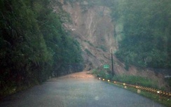 "Giải cứu" hơn 20 người mắc kẹt trên đèo Tà Lương