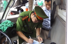 Xử lý xe vi phạm dừng, đỗ sau phản ánh của Báo Giao thông