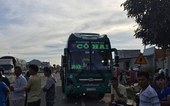 Xe khách cuốn 3 ông cháu vào gầm thương vong