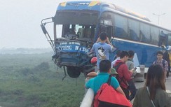 Hà Nội: 4 ô tô đâm nhau kinh hoàng trên cầu Thanh Trì
