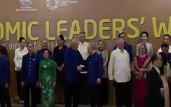 Video: Khoảnh khắc ông Trump chào, bắt tay thân tình với ông Putin