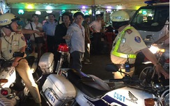 Xế hộp vi phạm táo tợn húc đổ xe công vụ của cảnh sát