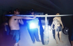 Ngư dân tá hỏa phát hiện 2 quả đạn pháo dưới cầu An Hảo