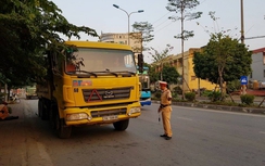 CSGT hoá trang bắt xe quá tải trên QL32 Hà Nội