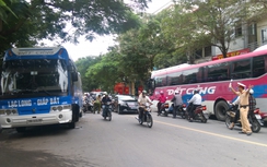 Va chạm với xe khách, một người đàn ông bị thương nặng