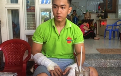 Lái xe tông sập cửa nhà đang cháy cứu người trong lửa