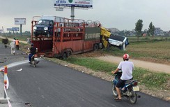 Xe đầu kéo đâm ô tô khách văng khỏi cao tốc Pháp Vân-Cầu Giẽ