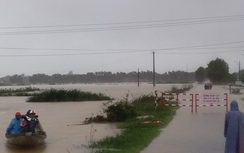 Nước lũ cắt đường, người dân Huế đi thuyền trên phố