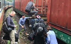 Trung chuyển khách bằng ô tô, tránh điểm sạt lở ở Hải Vân