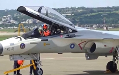 Máy bay chiến đấu Đài Loan cháy động cơ, nhả khói đen giữa trời