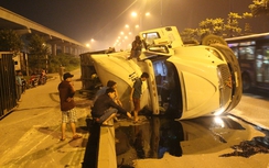 Lách xe khác, xe container lật nhào cày nát dải phân cách