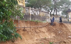 Sạt lở bờ sông Hương "nuốt chửng" xưởng gỗ, đe dọa trường tiểu học