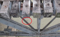 'Vật thể lạ' dưới chân cầu Long Biên là bom từ thời chống Mỹ