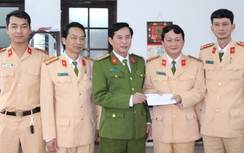 Thưởng nóng CSGT cứu sống người phụ nữ gieo mình xuống sông Hương