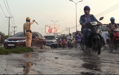 CSGT TP.HCM có mặt những điểm triều cường gây ngập hỗ trợ người dân