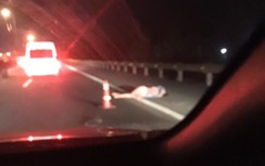 Ra khỏi xe sau tai nạn, một phụ nữ bị tông tử vong