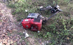 Xe công nông bị tàu hỏa đâm nát, tài xế kịp nhảy thoát thân