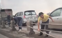 Xử lý nghiêm lái xe tháo dải phân cách cầu Thanh Trì