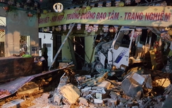 TP.HCM: Tránh xe máy vượt đèn đỏ, xe tải tông sập tường chùa