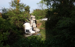 TP.HCM: Xe bồn cắm đầu xuống mương sau va chạm với ô tô