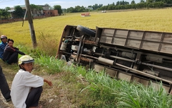 Tránh xe máy, xe buýt lật khiến 1 người chết, 20 khách bị thương