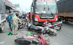 Xe điên tông gần chục xe máy đang chờ đèn đỏ ở TP.HCM