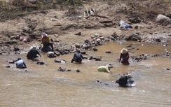 Cán bộ xóa đói giảm nghèo Tà Rụt lừa tiền các hộ dân nghèo