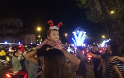 Người Sài Gòn đổ ra đường đón Giáng sinh