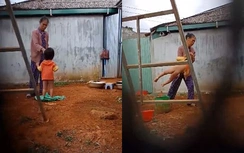Bé 2 tuổi bị đánh: Dùng cây cọ chà vào "của quý" bé trai