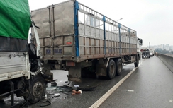 "Hôn" đuôi ô tô tải, lái và phụ xe mắc kẹt trong ca bin