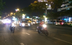 Đường vào Tân Sơn Nhất thông thoáng, hướng bến xe miền Đông ùn ứ