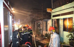 Hàng loạt căn nhà bốc cháy dọc kênh Đôi ở Sài Gòn