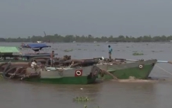 Bắt quả tang 2 sà lan hút ngập cát trên sông Tiền