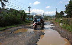 Tỉnh lộ 12 "nát bét", người dân gặp tai nạn như cơm bữa