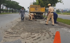 CSGT cùng công nhân môi trường dọn thải bùn giữa Sài Gòn