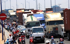 Bao giờ đường vào cảng Cát Lái hết cảnh kẹt xe?