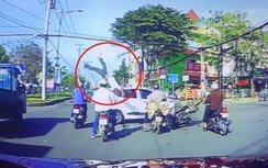 Video: Nam thanh niên ngã cắm đầu sau cú tông trực diện ô tô
