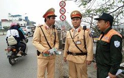 CSGT giải cứu cô gái định nhảy cầu Chương Dương tự tử