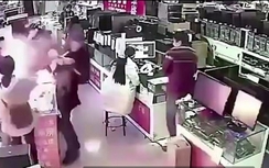 Cắn thử để kiểm tra pin iPhone, người đàn ông suýt mất mạng