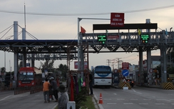 Cắm xong biển "Cấm dừng quá 5 phút" tại các trạm BOT miền Tây