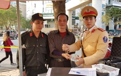 141 trả dây chuyền vàng nhặt được khi bắt xe gian cho khổ chủ