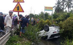 Ô tô 4 chỗ "chỏng vó" dưới mương nước, 4 người mắc kẹt