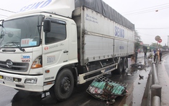 Xe tải đâm xe máy ngay điểm đen trước chợ Long Hưng